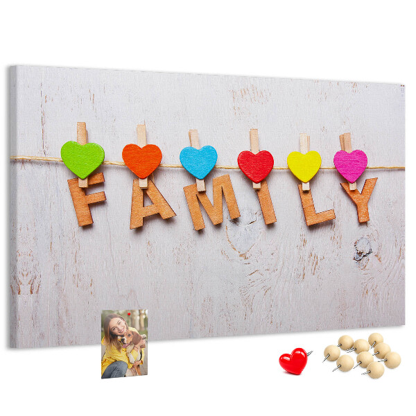Korktafel mit Familienherzen auf Holzgrund
