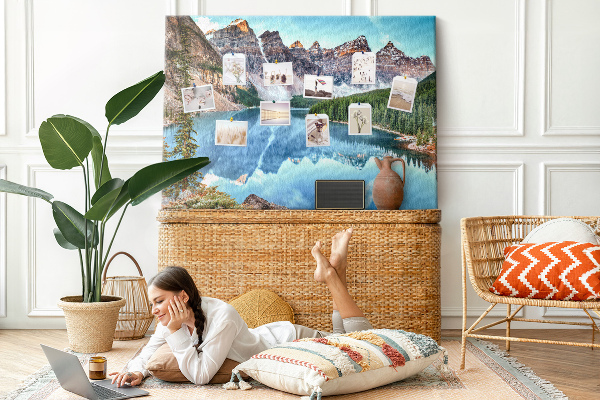 Bild mit Korkrückwand Berglandschaft, die sich im See spiegelt