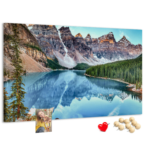 Bild mit Korkrückwand Berglandschaft, die sich im See spiegelt