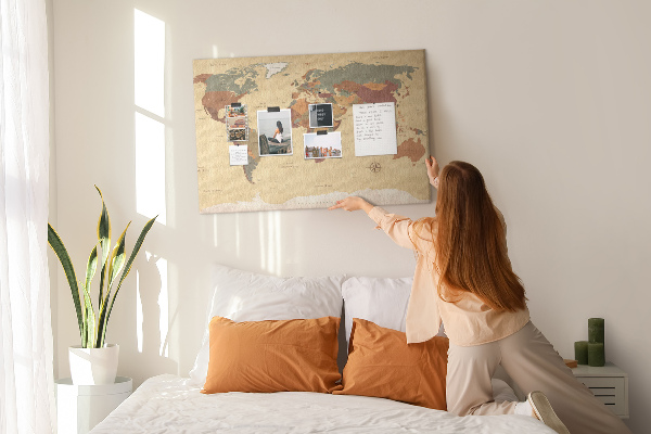 Korktafel mit Motiv einer antiken Weltkarte in gedeckten Farben