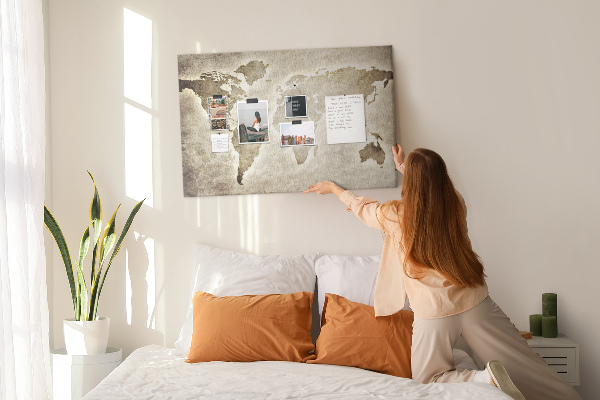 Korkbild Weltkarte mit Darstellung einer altmodischen Weltkarte im Hintergrund