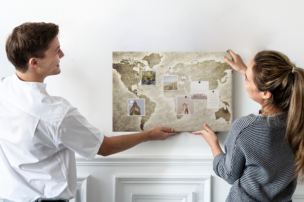Korkbild Weltkarte mit Darstellung einer altmodischen Weltkarte im Hintergrund