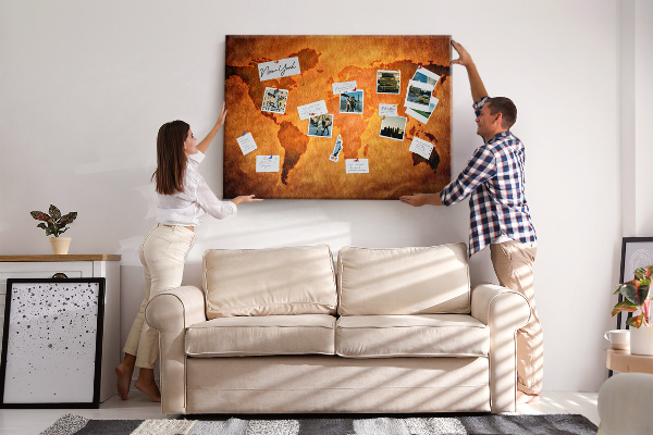 Weltkarte auf Korkrückwand antikes Motiv auf braunem Hintergrund