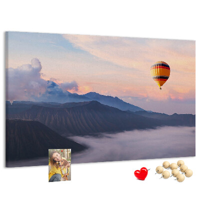 Korkbild Ballonfahrt vor einer Bergkulisse im Morgengrauen