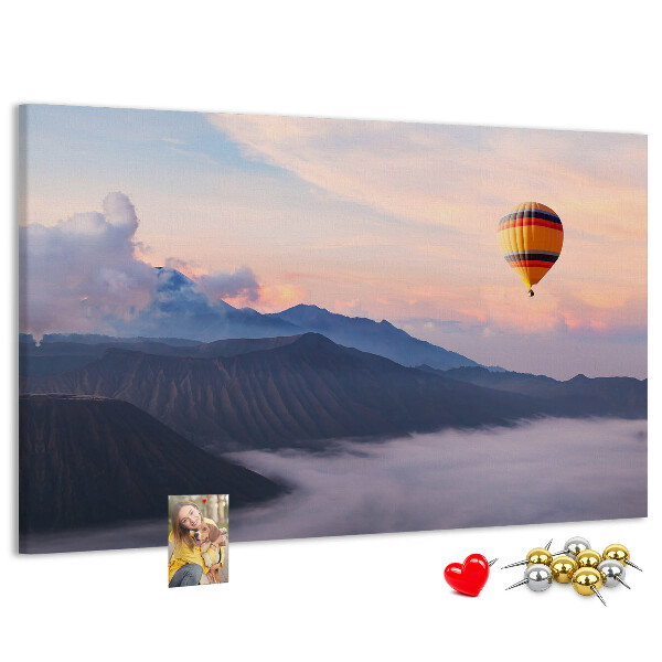 Korkbild Ballonfahrt vor einer Bergkulisse im Morgengrauen