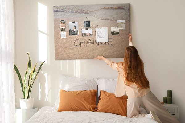 Bild mit Korkrückwand mit dem Motiv Veränderungen, die in den Strandsand geschrieben stehen