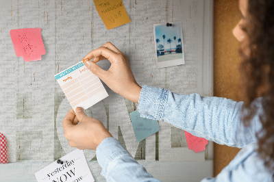 Korktafel mit stilvollem HOME-Schriftzug auf weißem Hintergrund