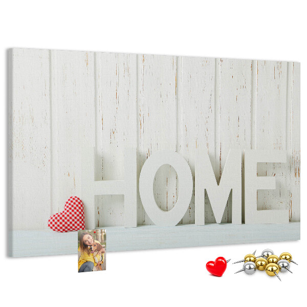 Korktafel mit stilvollem HOME-Schriftzug auf weißem Hintergrund
