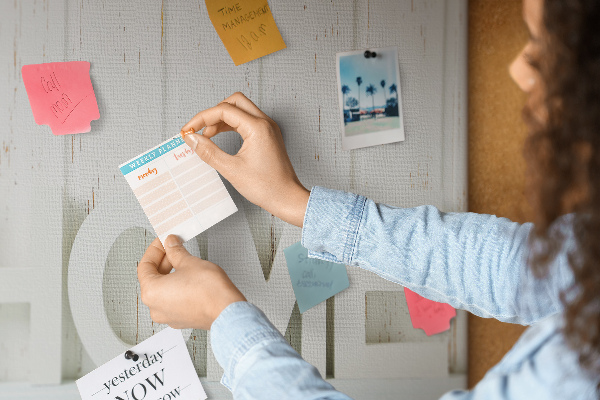 Korktafel mit stilvollem HOME-Schriftzug auf weißem Hintergrund