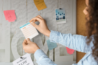 Korktafel mit stilvollem HOME-Schriftzug auf weißem Hintergrund