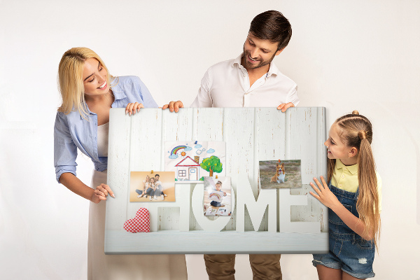Korktafel mit stilvollem HOME-Schriftzug auf weißem Hintergrund