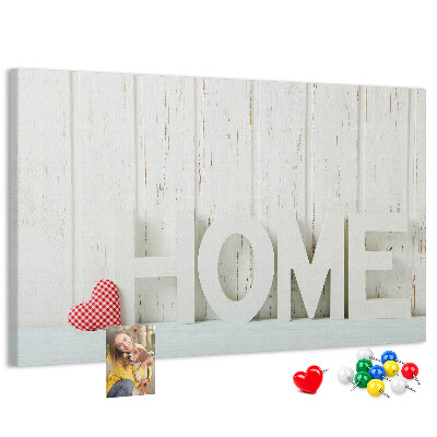 Korktafel mit stilvollem HOME-Schriftzug auf weißem Hintergrund