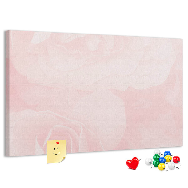 mit zarten rosa Rosen im Hintergrund