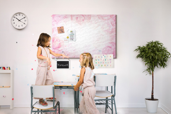 Bild mit Korkrückwand mit Motiv von zarten rosa Rosen