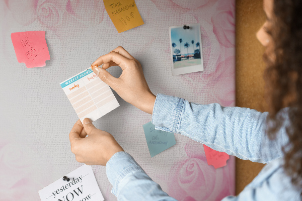 Bild mit Korkrückwand mit Motiv von zarten rosa Rosen