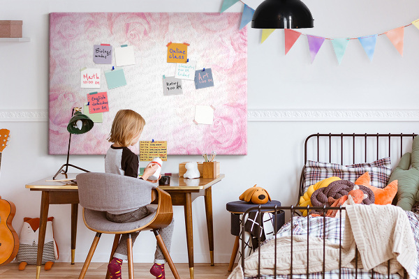 Bild mit Korkrückwand mit Motiv von zarten rosa Rosen