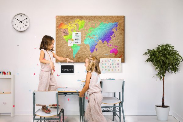 Kork-Pinnwand mit Motiv Weltkarte auf braunem Hintergrund