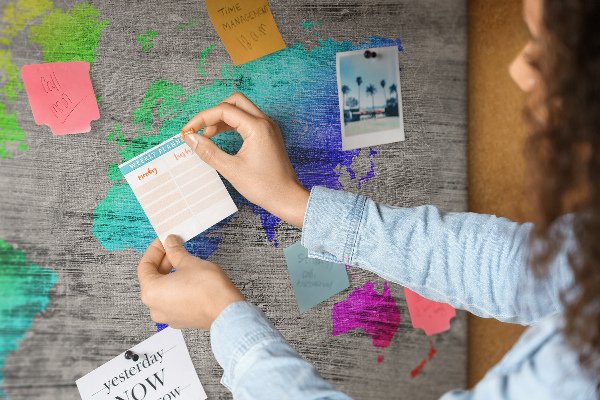 Weltkarte mit Korkrückwand bunte Ausführung auf grauem Hintergrund