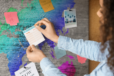 Weltkarte mit Korkrückwand bunte Ausführung auf grauem Hintergrund