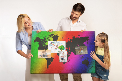 Korktafel mit Weltkartenmotiv in Regenbogenfarben