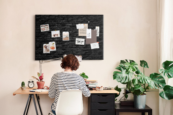 Bild mit Korkrückwand Nahaufnahme einer dunklen strukturierten Backsteinwand