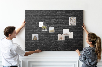 Bild mit Korkrückwand Nahaufnahme einer dunklen strukturierten Backsteinwand