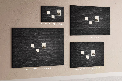 Bild mit Korkrückwand Nahaufnahme einer dunklen strukturierten Backsteinwand