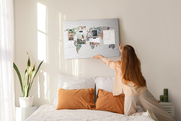 Kork-Pinnwand mit einer Weltkarte aus Banknoten verschiedener Länder