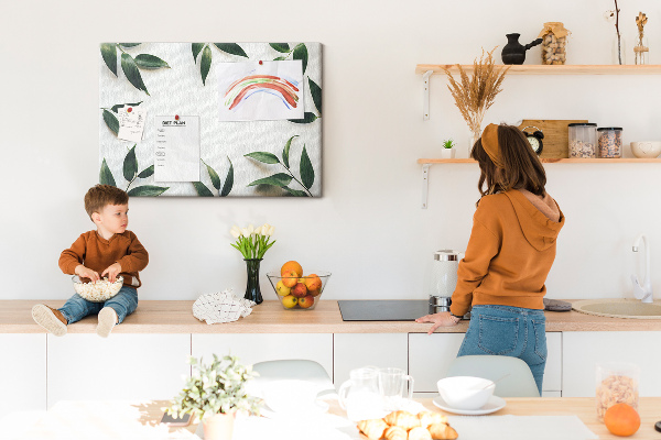Bild mit Korkrückwand Blätter in einem zarten, minimalistischen Arrangement