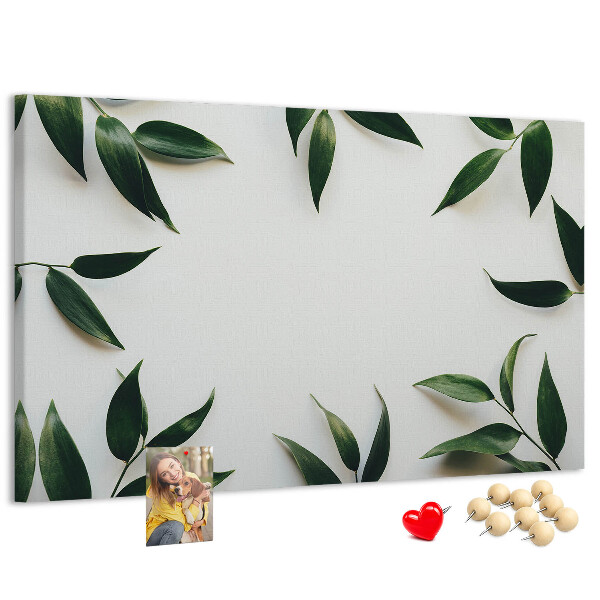 Bild mit Korkrückwand Blätter in einem zarten, minimalistischen Arrangement