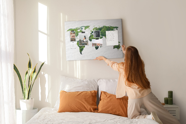 Grüne Weltkarte mit Vegetation mit Korkrückwand