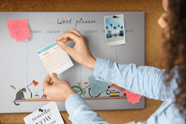 Korktafel farbenfroher Wochenplaner mit Büromotiven