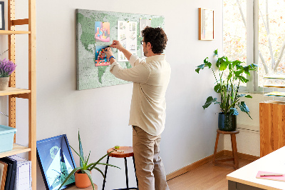 Grüne Weltkarte mit Kontinenten mit Korkrückwand