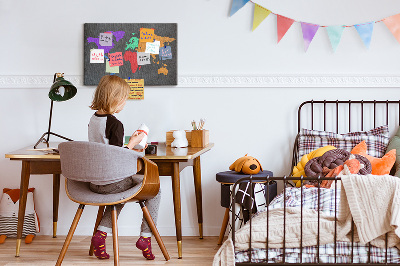 Weltkarte mit Korkrückwand farbenfrohes Design auf dunklem Hintergrund