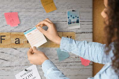 Korktafel mit Motiv Familienerinnerungen auf Holzgrund