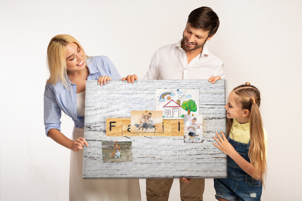 Korktafel mit Motiv Familienerinnerungen auf Holzgrund
