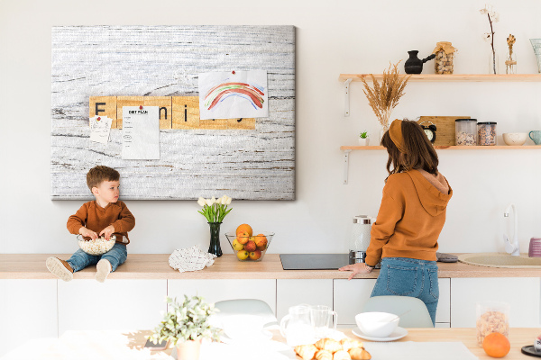 Korktafel mit Motiv Familienerinnerungen auf Holzgrund