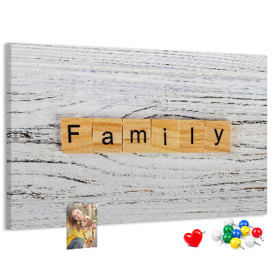 Korktafel mit Motiv Familienerinnerungen auf Holzgrund