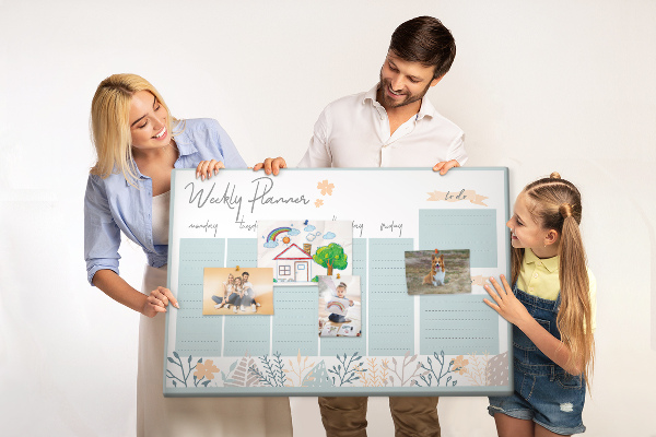 Korkpinnwand mit Blumenmuster und Wochenplan