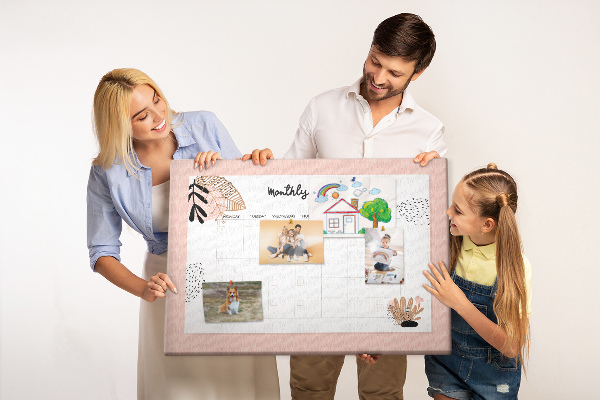Korktafel stilvoller Monatsplaner mit floralen Akzenten