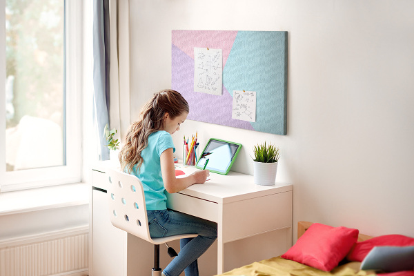 Korktafel mit geometrischem Pastellformen-Motiv