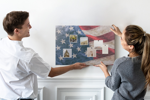 Korktafel mit Motiv der amerikanischen Flagge mit markanten Sternen