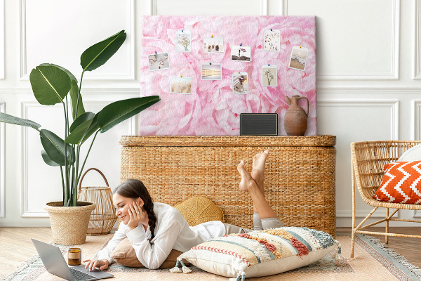 Bild mit Korkrückwand rosa Pfingstrosen in einem zarten Farbton