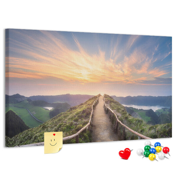 Pinnwand aus Kork mit Motiv eines malerischen Bergpfads bei Sonnenuntergang