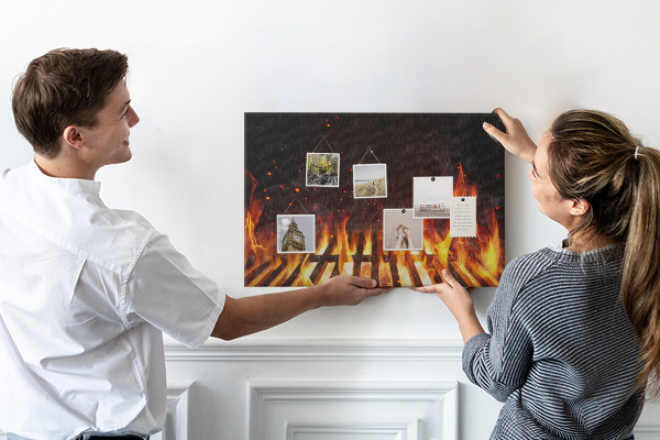 Bilder mit Korkrückwand brennendes Feuer vor einem Grillrost