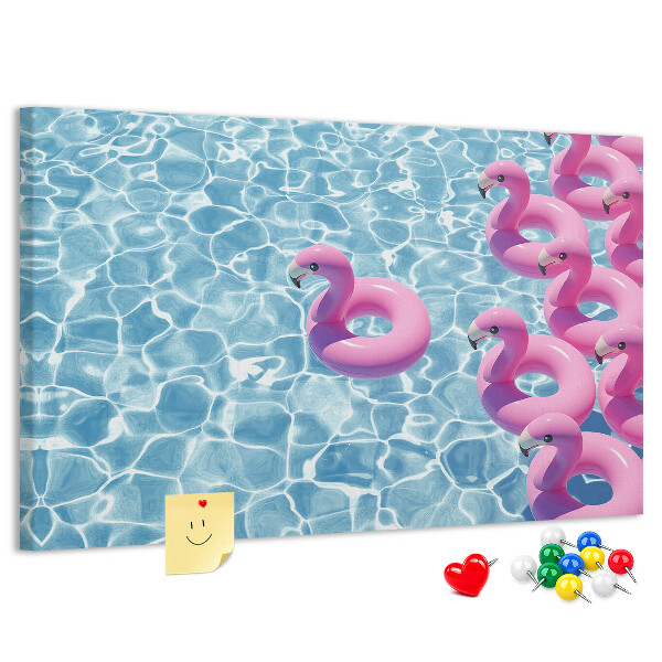 Kork-Pinnwand mit Motiv Rosa Flamingos vor dem blauen Wasser