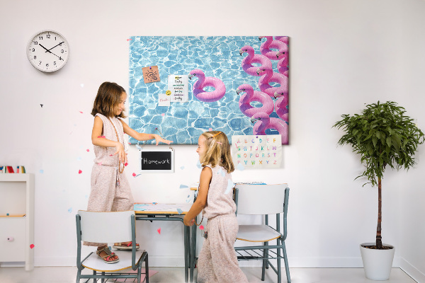 Kork-Pinnwand mit Motiv Rosa Flamingos vor dem blauen Wasser