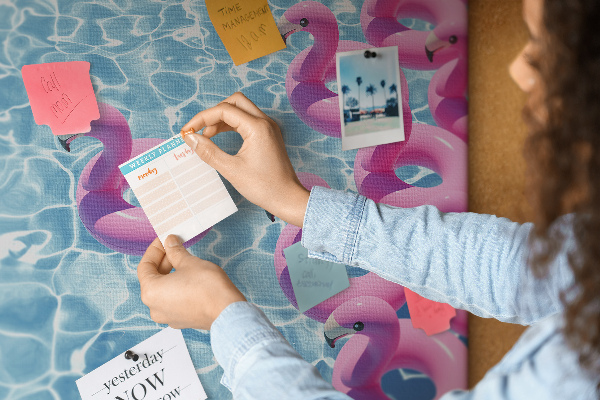 Kork-Pinnwand mit Motiv Rosa Flamingos vor dem blauen Wasser
