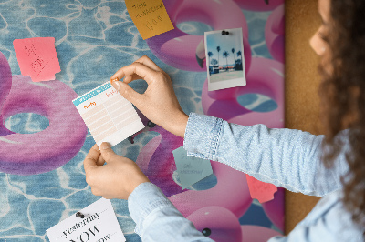 Kork-Pinnwand mit Motiv Rosa Flamingos vor dem blauen Wasser