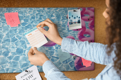 Kork-Pinnwand mit Motiv Rosa Flamingos vor dem blauen Wasser